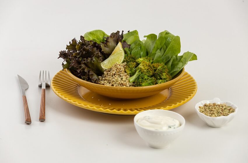 Vegano, proteico e funcional: Confira receita de molho natural que pode ajudar a enriquecer suas saladas