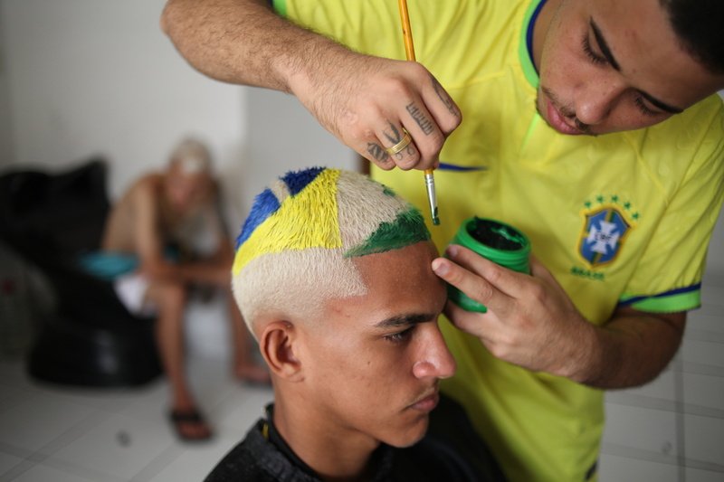  Itaú realiza ação com barbeiro criador do penteado do HEXA