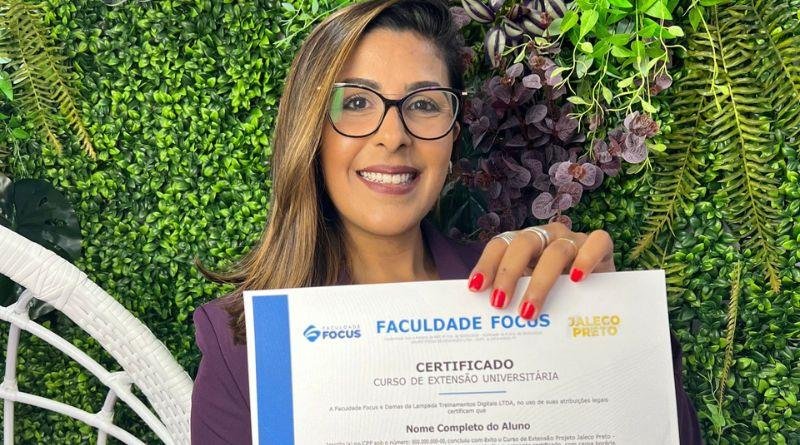  Jaqueline Luquini é a primeira enfermeira a oferecer curso de perfuração de orelhas com certificado reconhecido pelo MEC