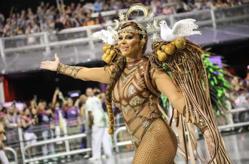  Viviane Araújo, rainha do Salgueiro, usa fantasia de gladiadora com biquíni ousado: ‘Força da mulher’