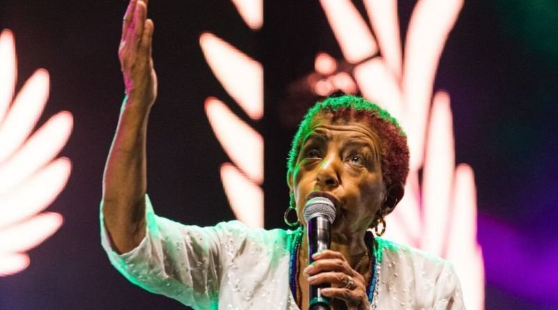  Roda de Samba do cantor Marquinhos de Oswaldo Cruz recebe Leci Brandão neste domingo(12), na Feira das Yabás