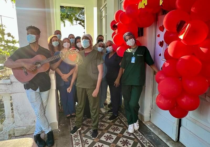  No Hospital Espanhol, pacientes internadas que são mães receberam visitas dos filhos ao ar livre