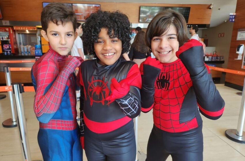  Ator mirim representa com cosplay de Miles Morales durante sessão de cinema