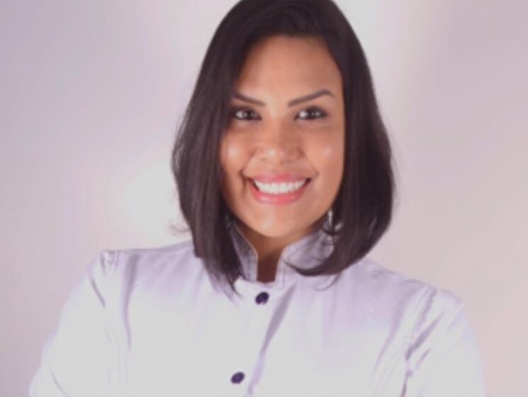  Dra. Renata Horn: Inovação na Odontologia Estética com a Técnica de Reposicionamento Labial Utilizando Fios de Poliéster