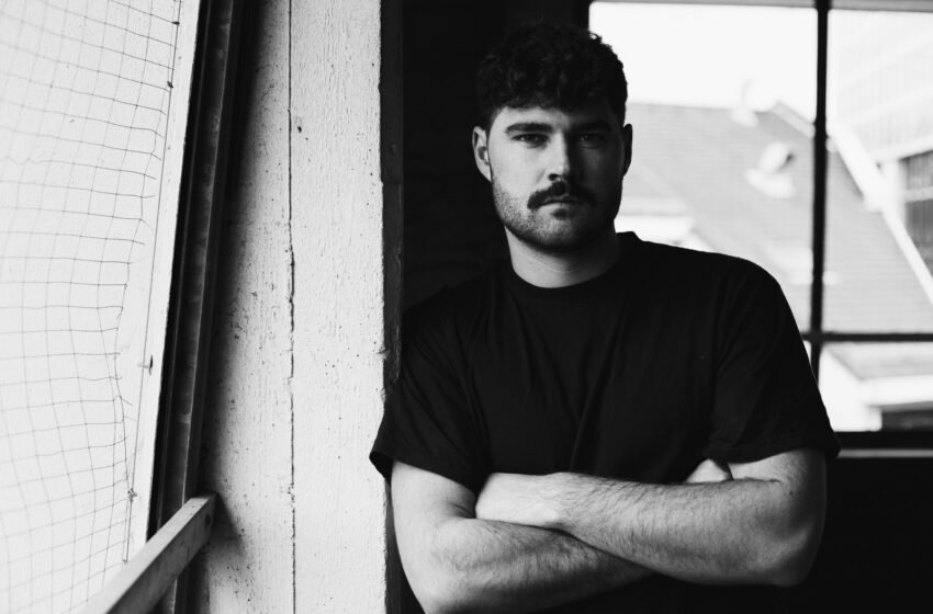 Johannes Schuster leva sua essência para o remix de “Catch The Vibe”, lançado pela Gomboc Records