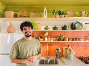  Influenciador compartilha dicas de como compor uma decoração leve e colorida para a cozinha