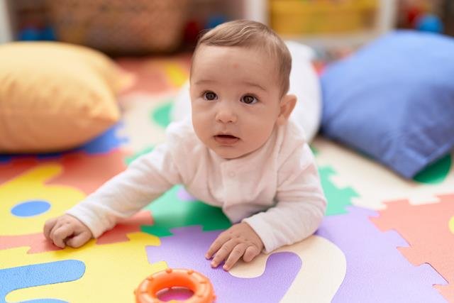 Mavie: é correto incentivar um bebê de três meses a engatinhar?