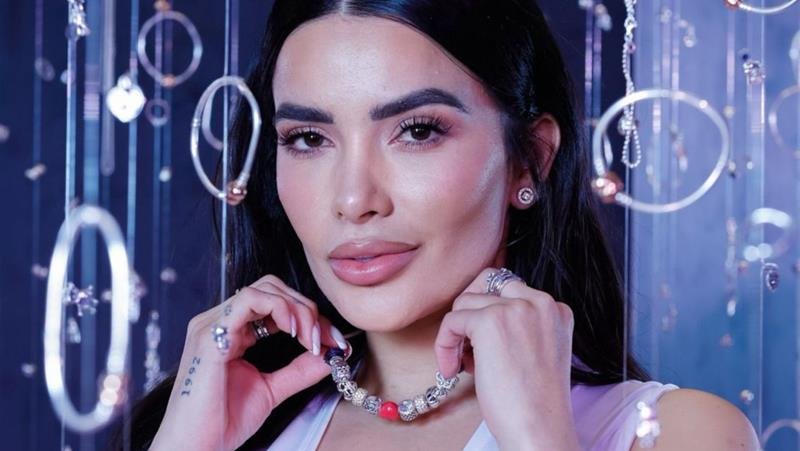A convite da Pandora, mexicana Dania Mendez desembarca no Brasil e marca presença no Baile do Copa no RJ