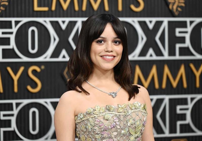  Aprenda a fazer a make usada pela Jenna Ortega no Emmy Awards 2024