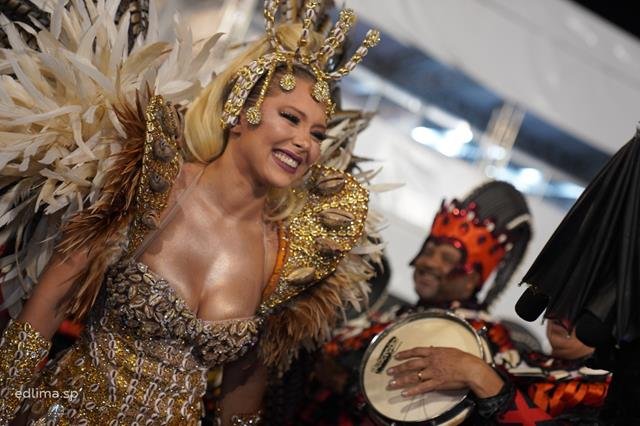 Mirela Birnfeld, musa da bateria Pegada da Coruja celebra campeonato da Milênio