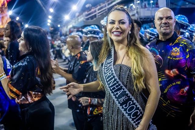  Regina Nunes primeira dama da cidade de São Paulo Brilha como Madrinha das Causas Sociais no Desfile da Gaviões da Fiel