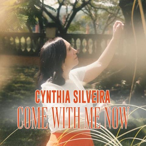  Cynthia Silveira lança “Come With Me Now”, versão em inglês do seu mais recente single