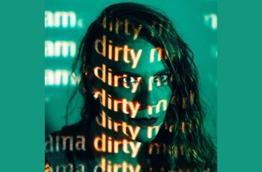  Cantora e compositora Flávia Stella lança a poderosa faixa “Dirty Mama”