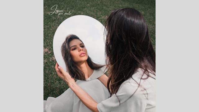  Julia Levy lança seu primeiro single autoral, “Joguei Pro Vento”, uma canção sobre autoconhecimento e recomeços