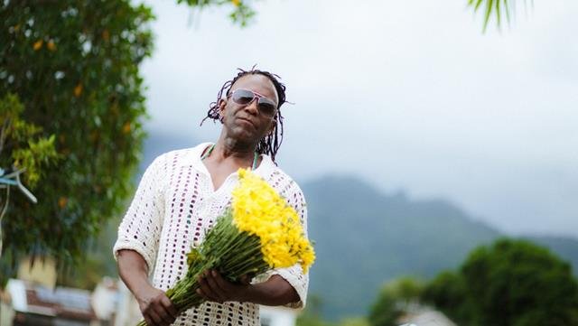  Cacá Franklin inaugura sequência de lançamentos de seu primeiro álbum com “O Beija-flor e a Primavera”