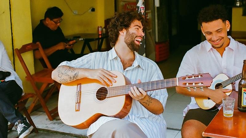  Leo Frangioni lança single “Rosângela” em uma celebração da boemia