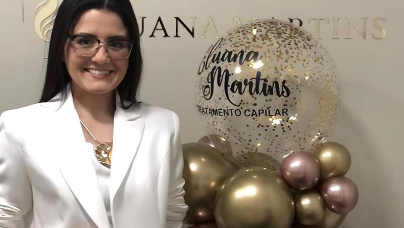  Eluana Martins: Conhecimento e Dedicação para Cabelos Saudáveis