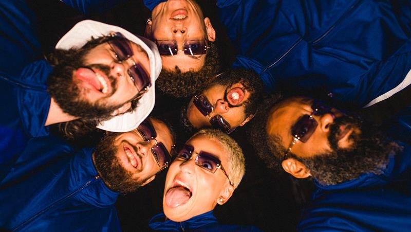  Lamparina mergulha no pop brasileiro e atemporal para apresentar o novo single “De Novo”