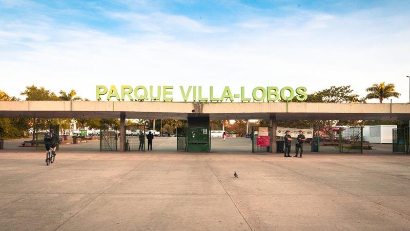  Estátua de bebê protegida com fralda deve aparecer no Villa-Lobos