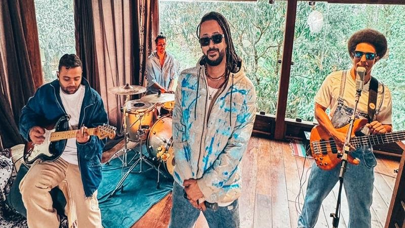  Cantor Julies, revelação do pop reggae, lança trabalho com vencedores do Grammy